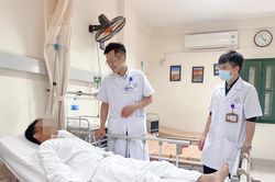 Cấp cứu cho thanh niên 35 tuổi bị vỡ tinh hoàn do đá bóng