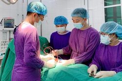 'Vỡ trứng' khi đá bóng, nam thanh niên nhập viện gấp