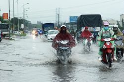 Kinh nghiệm đi xe máy qua vùng ngập nước để không bị chết máy