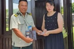 Nữ du khách vui mừng nhận lại tài sản đánh rơi khi tham quan di tích Huế