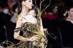 Anh Thư 'Tuyết nhiệt đới' sau 16 năm: Tuổi 40 gợi cảm, bình thản với sự cố