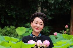 Nghệ sĩ Trà My khoe sắc bên vườn sen cổ ở Thường Tín