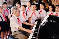 Chữ và nghĩa: 'Cùng nhau ta đi lên'