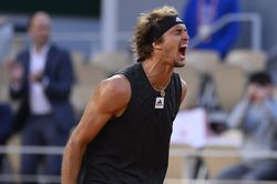 Zverev thắng nghẹt thở Alcaraz, đấu Nadal ở bán kết Pháp mở rộng