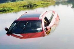 Trầm cảm vì mẹ mất, người đàn ông vứt chiếc BMW xuống sông
