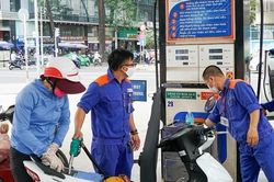 Giá xăng tăng gần 1.000 đồng, vượt 31.500 đồng/lít