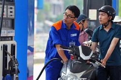 Giá xăng tiếp tục lập kỷ lục mới, vượt 31.500 đồng/lít