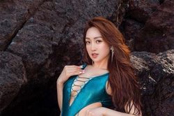 Vợ trẻ của Chi Bảo diện bikini cắt xẻ, lăn lộn 2 tiếng để khoe body 'gái một con'