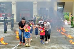 Thiếu niên nhi đồng tham quan, trải nghiệm công tác phòng cháy, chữa cháy