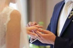 Chú rể không thuê nhiếp ảnh gia, cô dâu đòi hủy hôn ngay giữa đám cưới mặc cho 2 nhà van xin