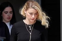 Hình ảnh Amber Heard rời khỏi tòa án sau khi thua kiện