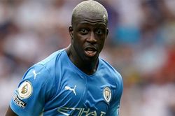 Hậu vệ Man City bị truy tố thêm tội hiếp dâm