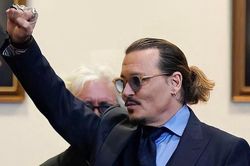 Khán giả tranh luận khi Johnny Depp thắng vụ kiện phỉ báng