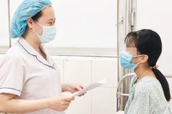 Bé gái 12 tuổi tự nhét dị vật vào vùng kín