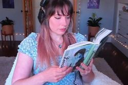 Ngồi yên đọc sách, nữ streamer thu về hàng nghìn lượt xem
