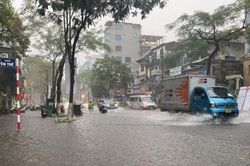Hà Nội cứ mưa lại ngập: Không nên chỉ đổ tại... trời!