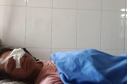 Người phụ nữ suýt mù vì đất văng vào mắt