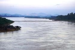 Thi thể bị trói hai tay trong bao tải trôi trên sông Mã