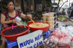 Người Hà Nội đi chợ mua sắm đón Tết Đoan Ngọ