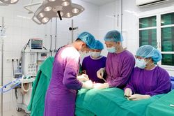 Va chạm khi đá bóng, người đàn ông bị vỡ tinh hoàn phải nhập viện khẩn