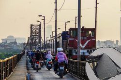 Oằn mình gánh tải, cầu Long Biên 120 năm tuổi cứ 'vá' lại rách