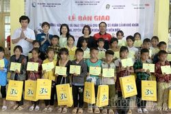 Bàn giao điểm trường Háng Sua và tặng quà trẻ em xã Tìa Dình