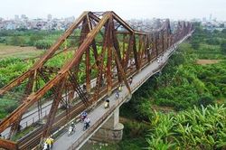 Cầu Long Biên như 'tấm áo cũ', vá chỗ này, thủng chỗ kia