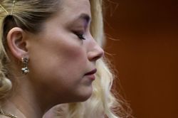Giây phút Amber Heard nghe mức phạt 15 triệu USD