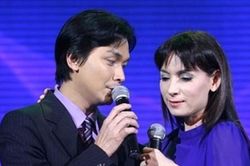 Mạnh Quỳnh hé lộ nguyên nhân thực sự phía sau thói quen vịn eo Phi Nhung khi song ca