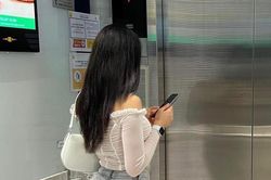 Hot gymer Phan Thiết nổi bật trong thang máy chỉ nhờ chiếc quần jean