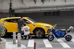 Thanh niên tông móp siêu xe Lamborghini Urus, quỳ xuống xin chủ xe