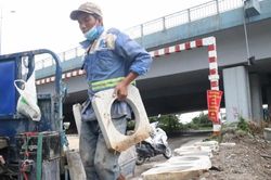TP. HCM: Bị chặn dưới dạ cầu Rạch Chiếc, người dân khổ sở leo lề