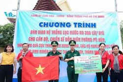 Trao tặng 2.000 lá cờ Tổ quốc cho lực lượng biên phòng Đồn Biên phòng Pò Hèn, Quảng Ninh