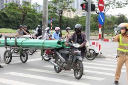 Nhan nhản xe máy cà tàng chở sắt dài chục mét 'uốn éo' trên phố Hà Nội