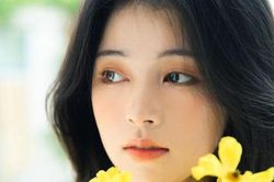 Từ bệnh viện về, mẹ chồng trầm ngâm cả buổi rồi bỗng đưa trả tôi một chiếc hộp đựng toàn tiền vàng