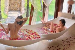 Giải Vàng Siêu mẫu Phương Mai táo bạo khoe ảnh tắm bồn không mảnh vải che thân