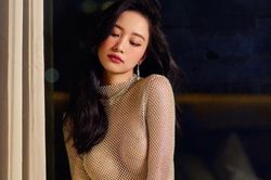 Jun Vũ khoe dáng lấp ló bên ngoài chiếc áo mỏng tang 'xuyên thấu vạn vật'