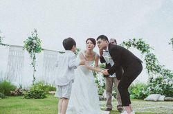 Đám cưới siêu nhỏ với 11 người, nhìn qua ai cũng muốn trải nghiệm vì ý nghĩa sâu sắc!
