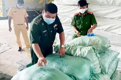 An Giang: Phát hiện 4 xe tải vận chuyển hàng hóa không rõ nguồn gốc