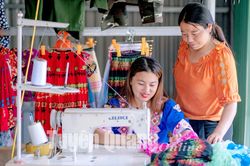 Phụ nữ Mông thôn Lè gìn giữ nghề may