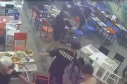 Truy xét nhóm người chém gục thanh niên trong quán nhậu ở TPHCM