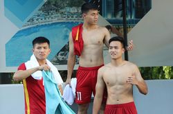 Các tuyển thủ U23 Việt Nam đẹp như 'nam thần' ở bể bơi