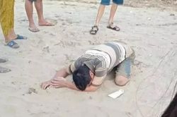 Người cha khóc ngất chứng kiến 2 con bị đuối nước