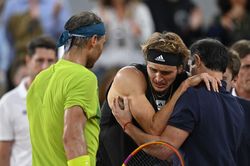 Zverev bỏ cuộc bằng xe lăn, Nadal vào chung kết Roland Garros