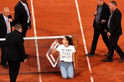 Cô gái tự trói mình vào lưới làm gián đoạn trận bán kết Roland Garros
