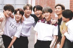 BTS ăn chơi ngập mặt ở Mỹ, gặp mỹ nhân gợi cảm số 1 thế giới