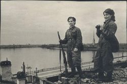 Những bóng hồng Liên Xô bảo vệ Leningrad trước quân phát xít Đức