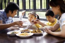 Dạy con phép lịch sự tối thiểu trên bàn ăn