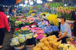 Giới trẻ Hà Nội đổ xô đi chợ hoa Quảng Bá hằng đêm