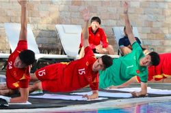 U23 Việt Nam hồi phục thể lực ở bể bơi trước trận chiến với U23 Hàn Quốc